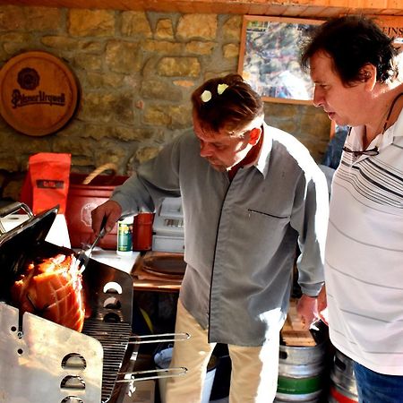 Restaurace A Penzion U Lva Karlštejn Kültér fotó