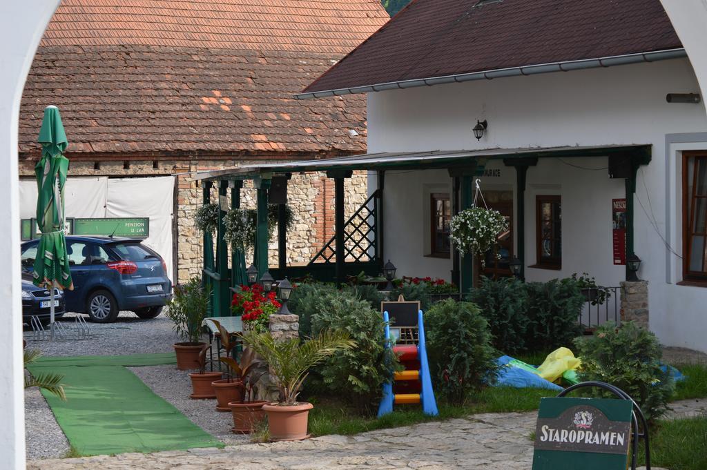 Restaurace A Penzion U Lva Karlštejn Kültér fotó