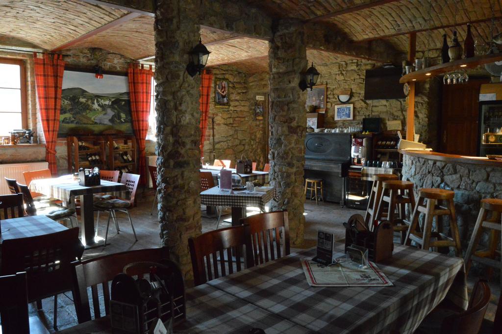 Restaurace A Penzion U Lva Karlštejn Kültér fotó