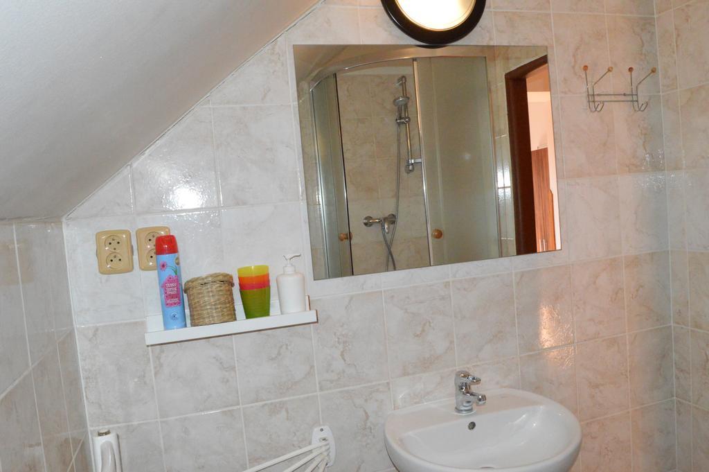 Restaurace A Penzion U Lva Karlštejn Kültér fotó