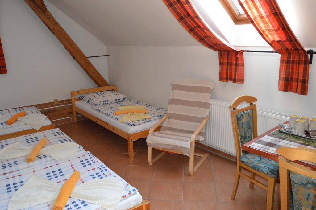 Restaurace A Penzion U Lva Karlštejn Kültér fotó