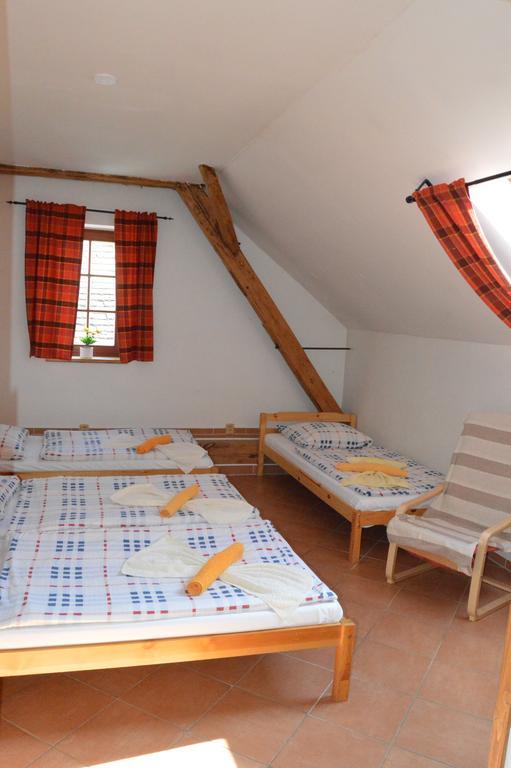Restaurace A Penzion U Lva Karlštejn Kültér fotó