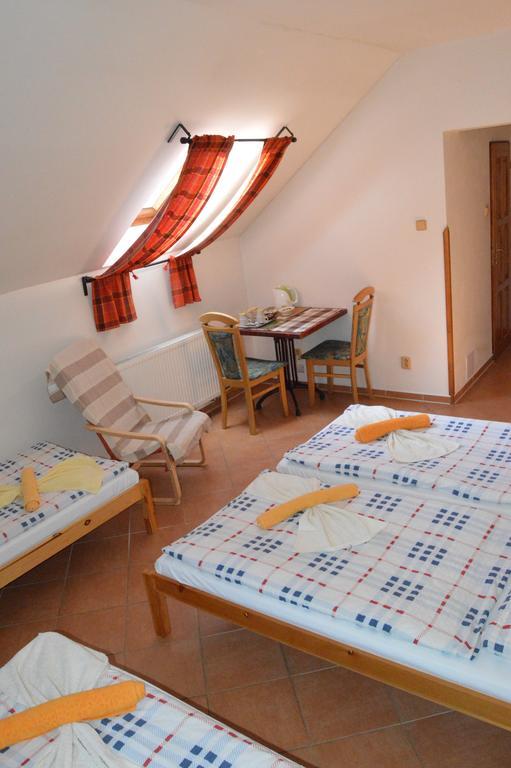 Restaurace A Penzion U Lva Karlštejn Kültér fotó