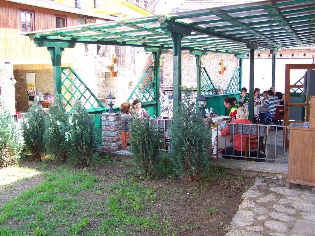 Restaurace A Penzion U Lva Karlštejn Kültér fotó