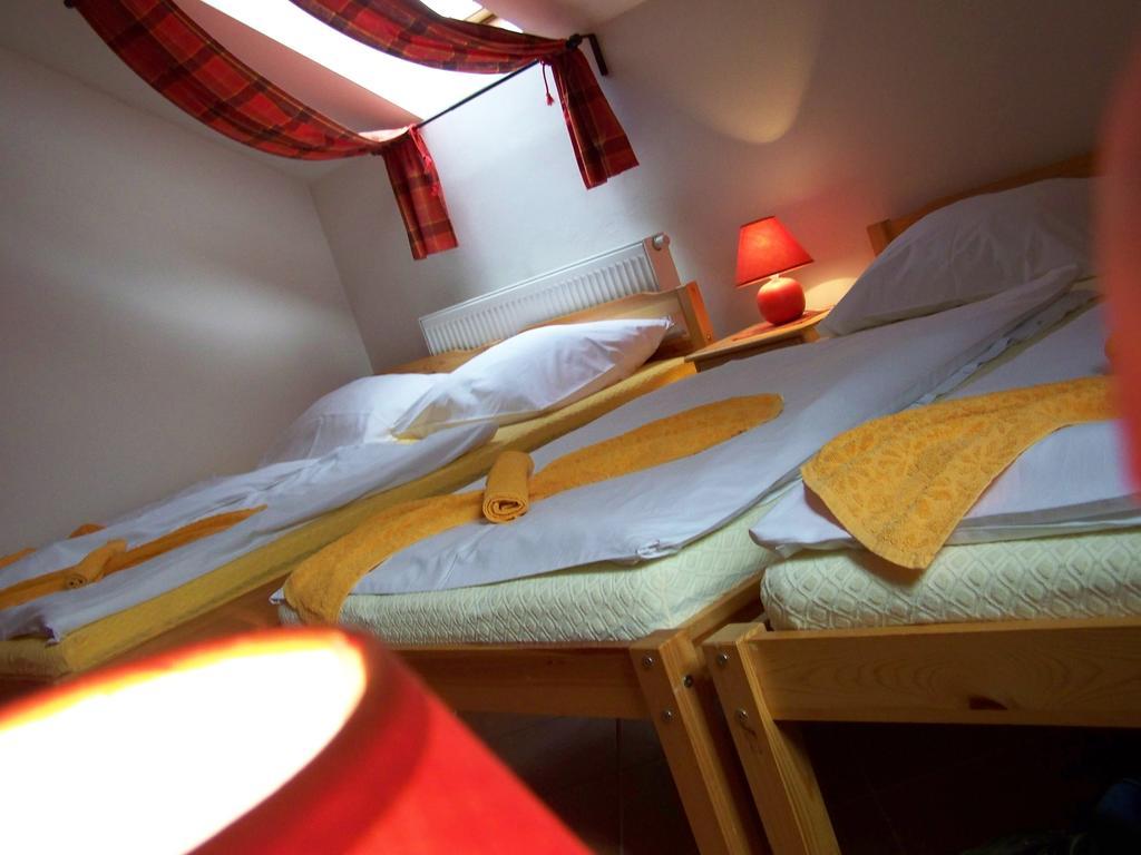 Restaurace A Penzion U Lva Karlštejn Kültér fotó