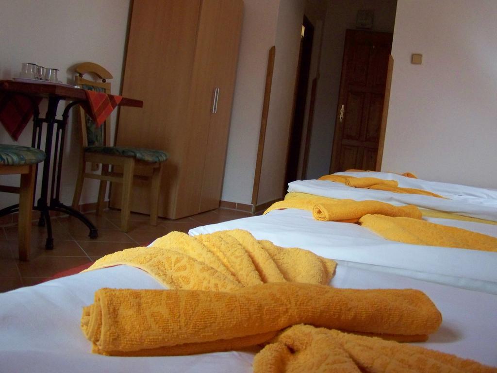 Restaurace A Penzion U Lva Karlštejn Kültér fotó