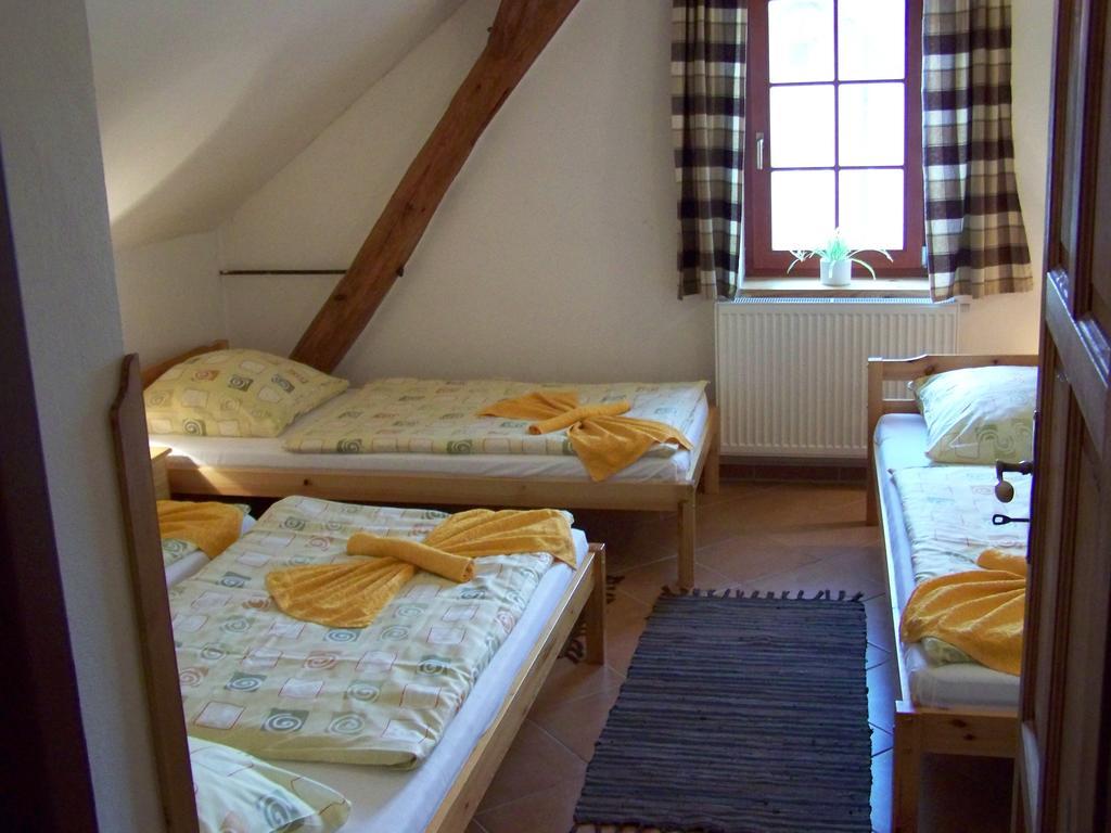 Restaurace A Penzion U Lva Karlštejn Kültér fotó