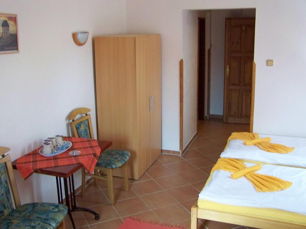 Restaurace A Penzion U Lva Karlštejn Kültér fotó
