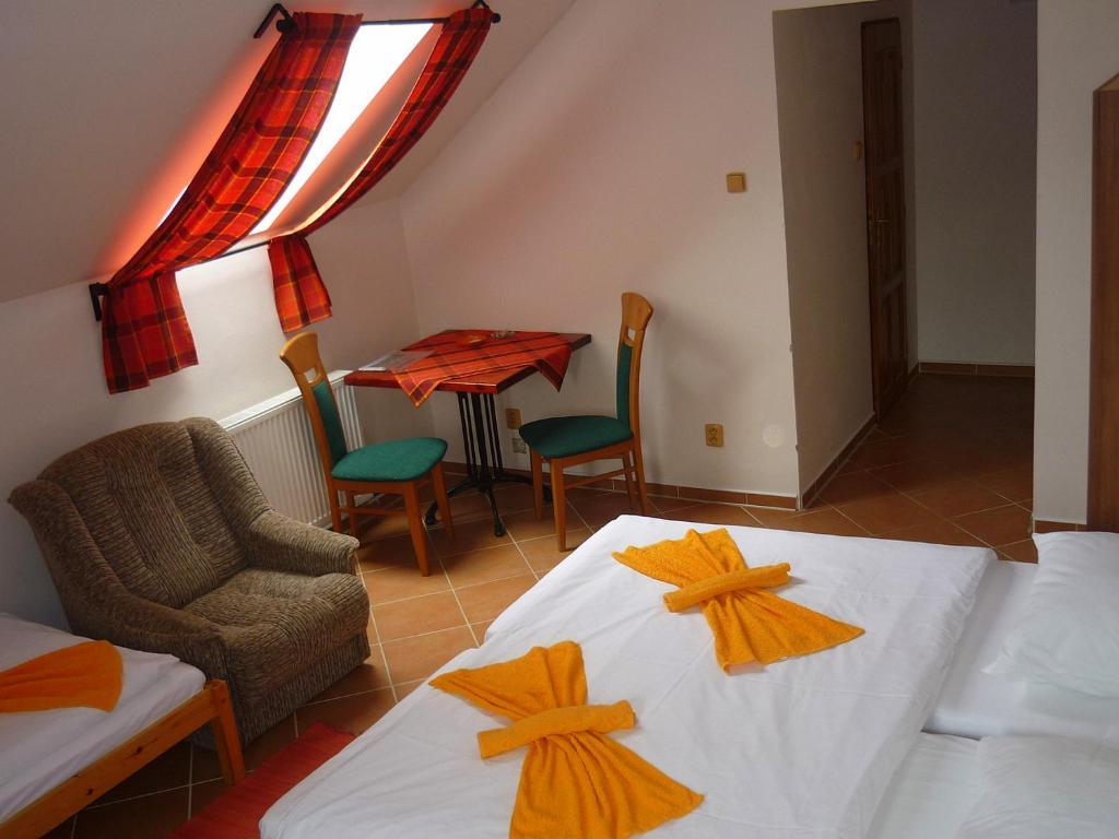 Restaurace A Penzion U Lva Karlštejn Szoba fotó