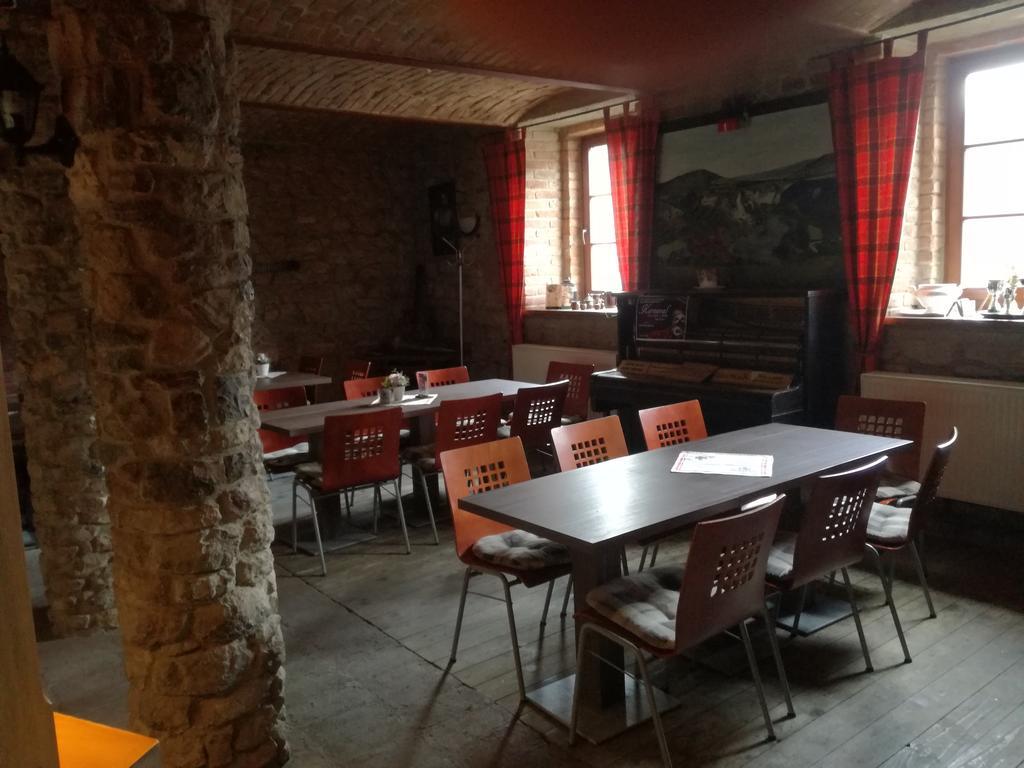 Restaurace A Penzion U Lva Karlštejn Kültér fotó