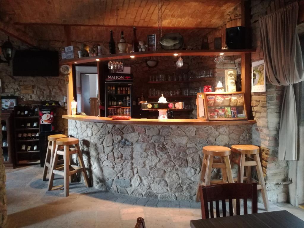 Restaurace A Penzion U Lva Karlštejn Kültér fotó