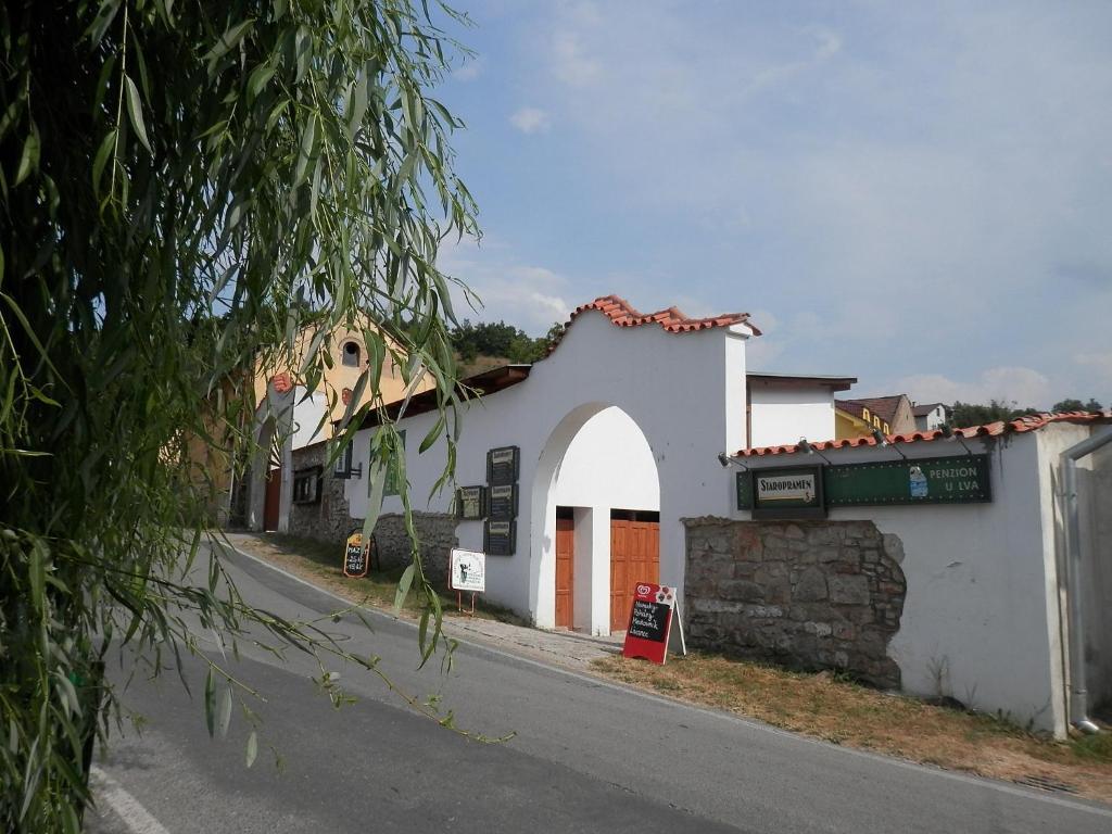 Restaurace A Penzion U Lva Karlštejn Kültér fotó