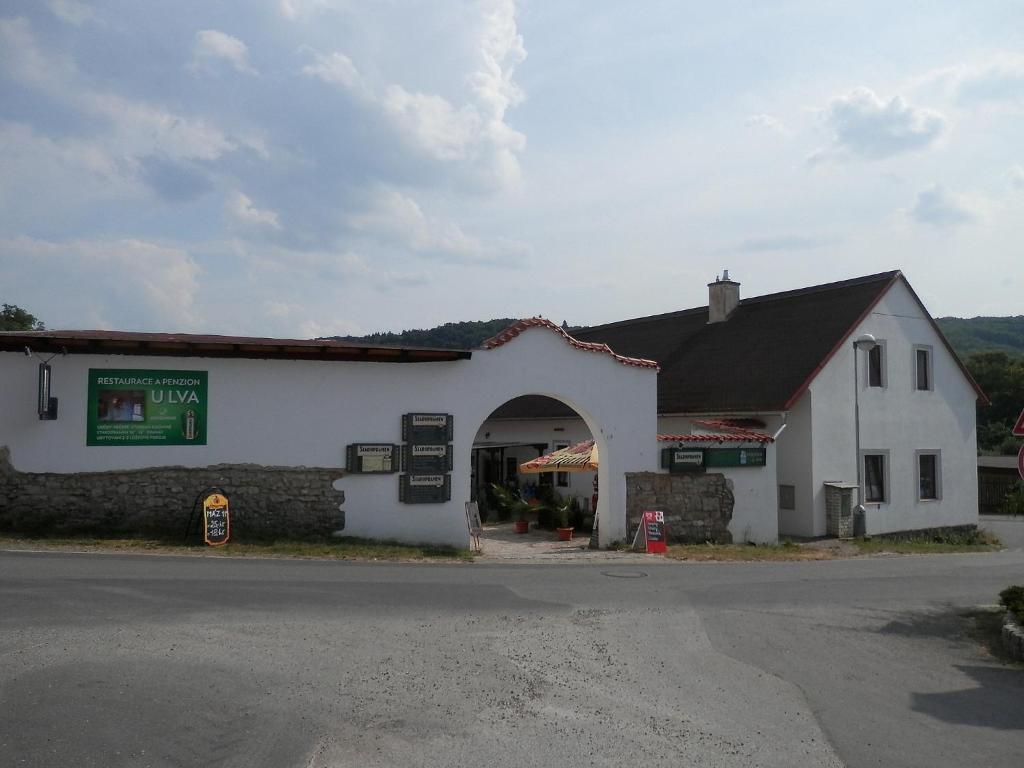 Restaurace A Penzion U Lva Karlštejn Kültér fotó