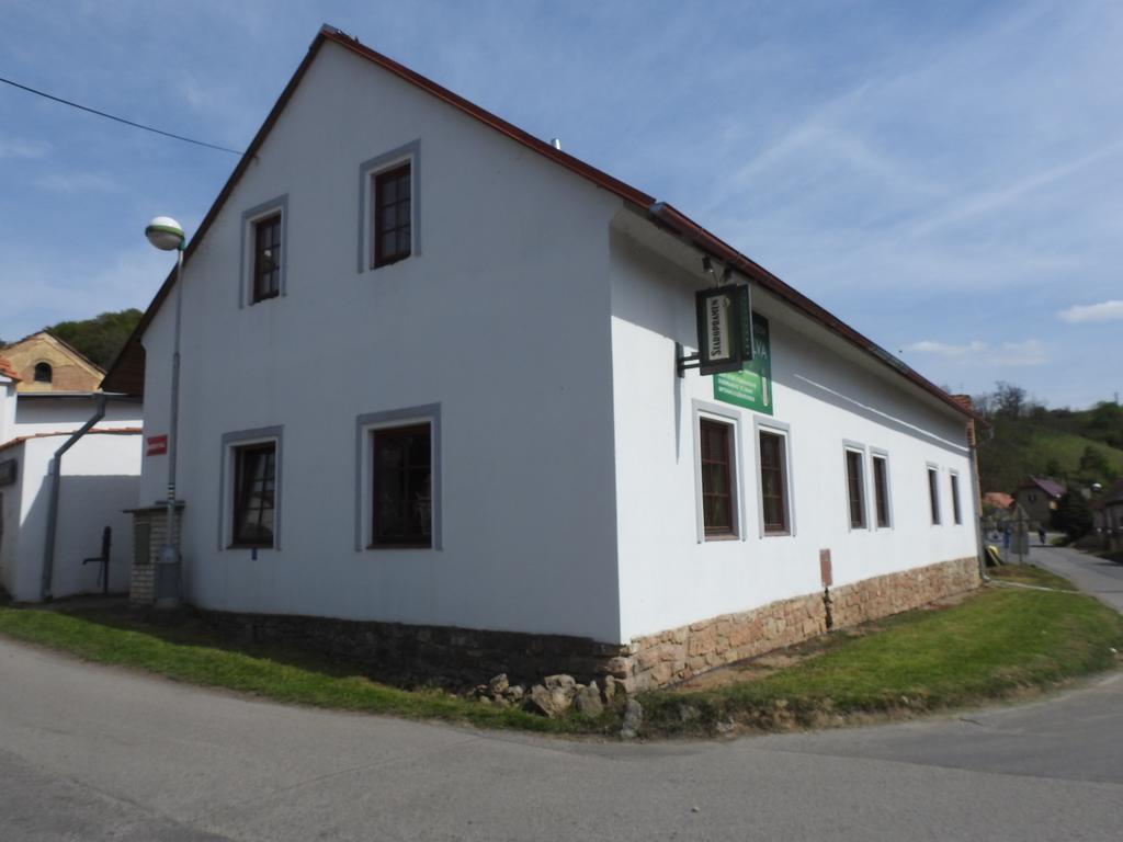 Restaurace A Penzion U Lva Karlštejn Kültér fotó