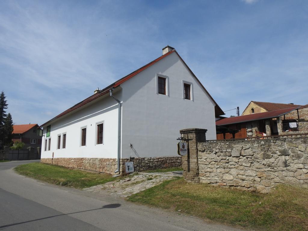 Restaurace A Penzion U Lva Karlštejn Kültér fotó