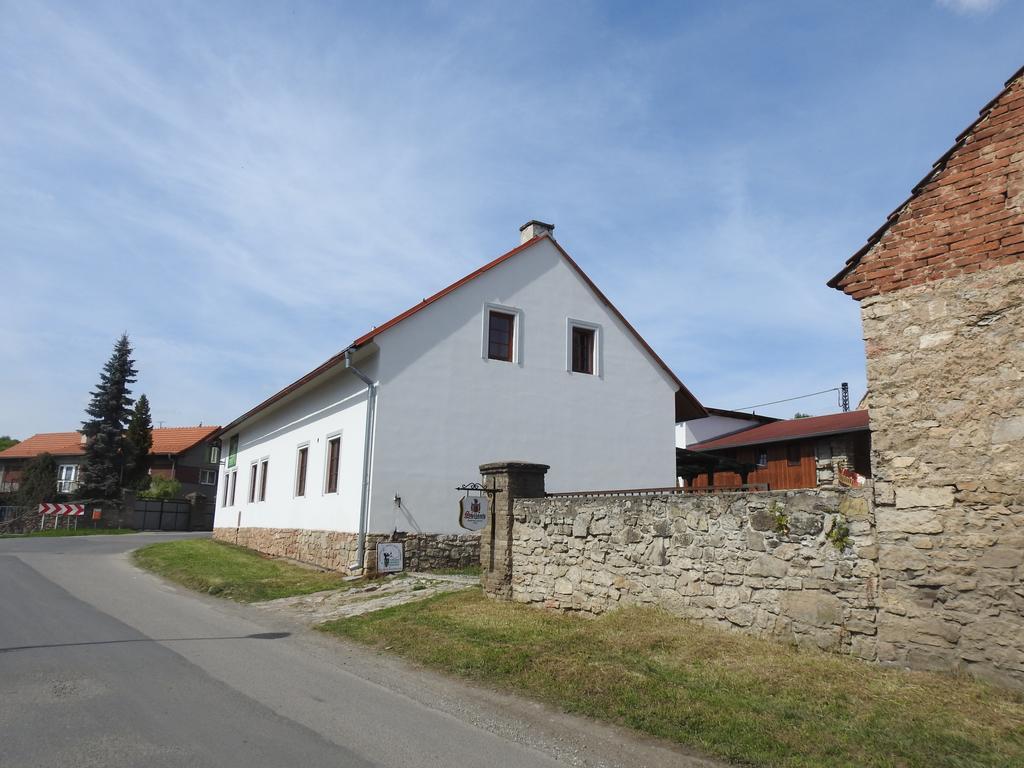 Restaurace A Penzion U Lva Karlštejn Kültér fotó