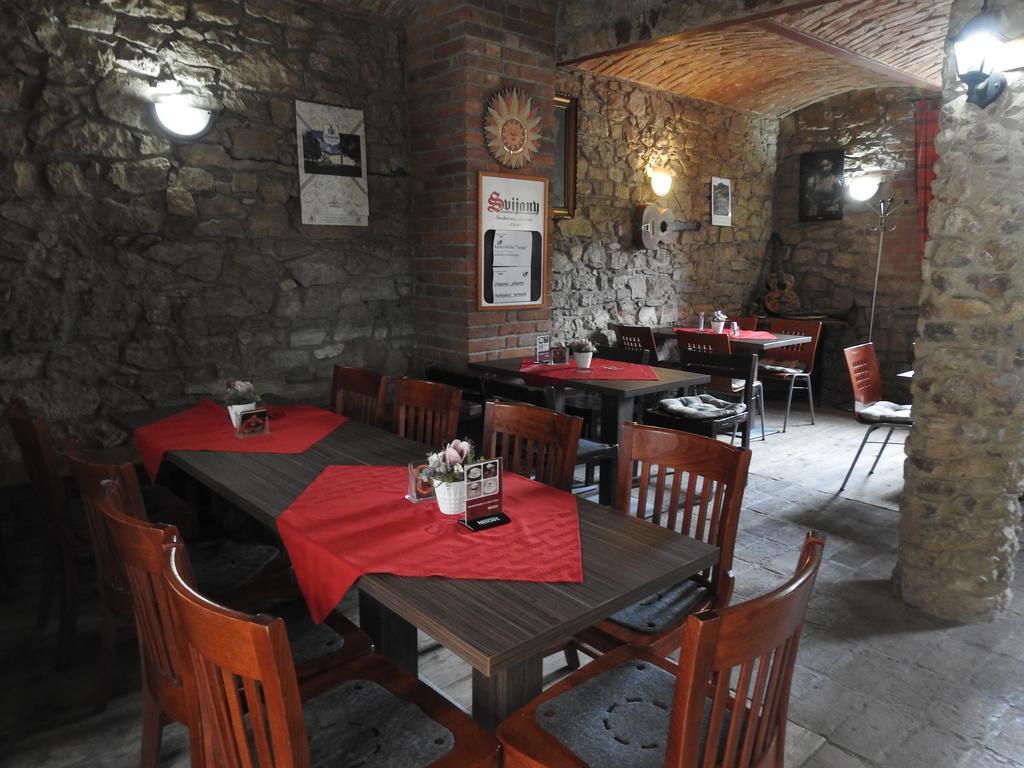Restaurace A Penzion U Lva Karlštejn Kültér fotó