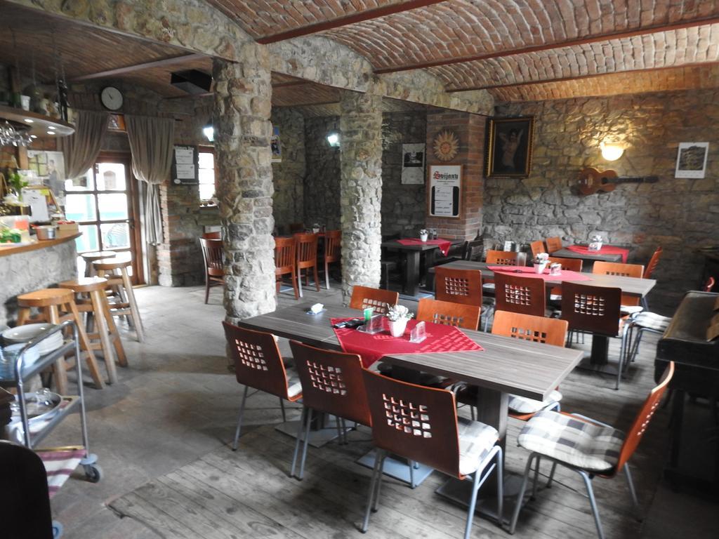 Restaurace A Penzion U Lva Karlštejn Kültér fotó