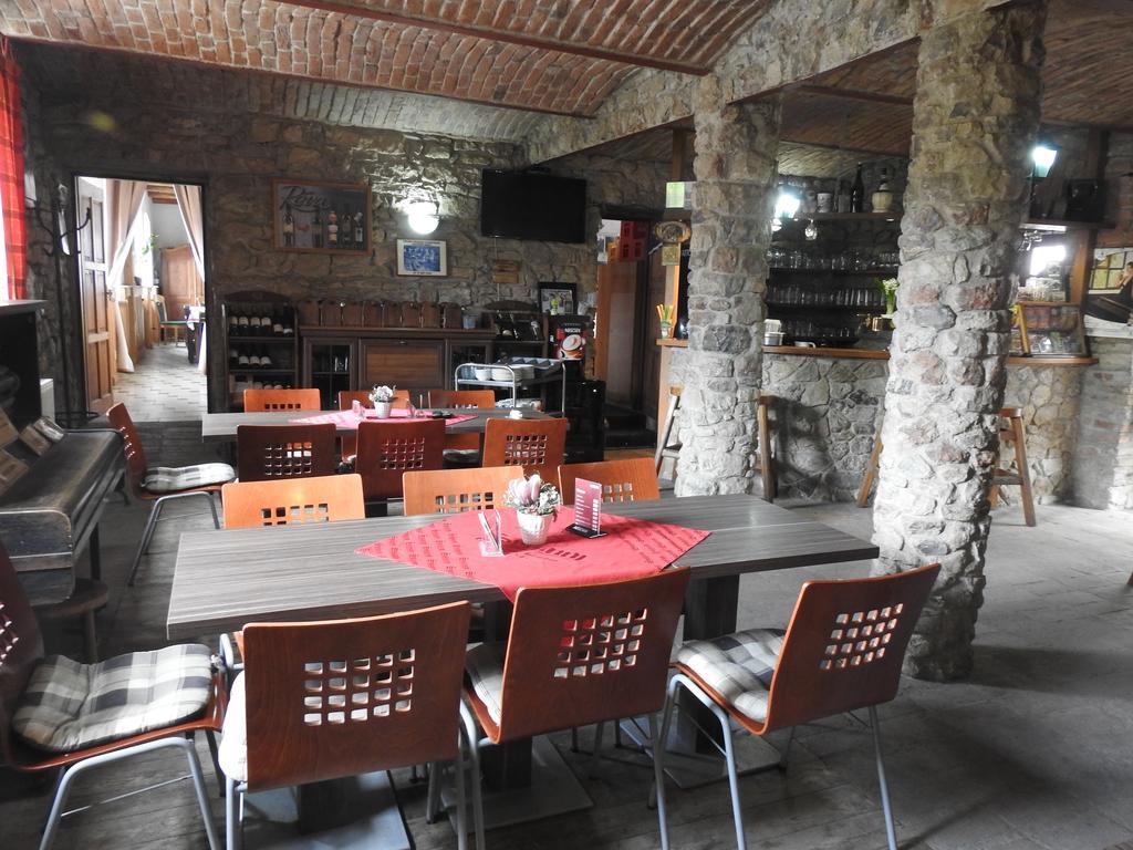 Restaurace A Penzion U Lva Karlštejn Kültér fotó