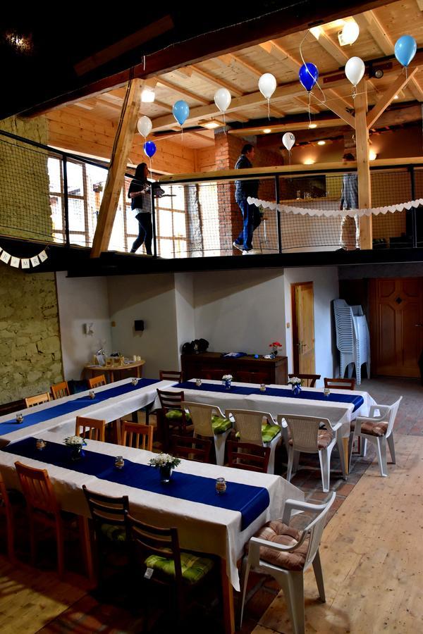 Restaurace A Penzion U Lva Karlštejn Kültér fotó