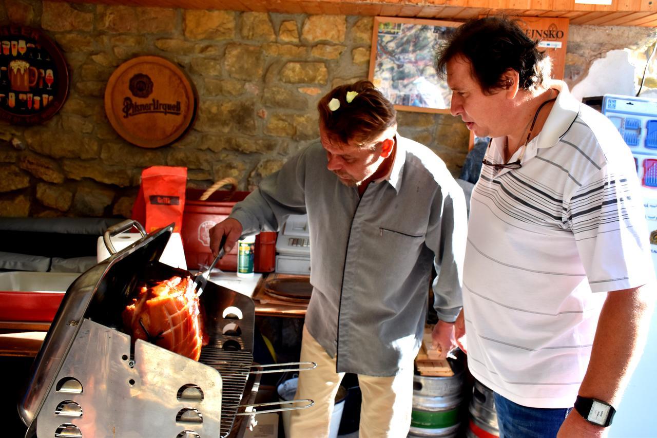Restaurace A Penzion U Lva Karlštejn Kültér fotó
