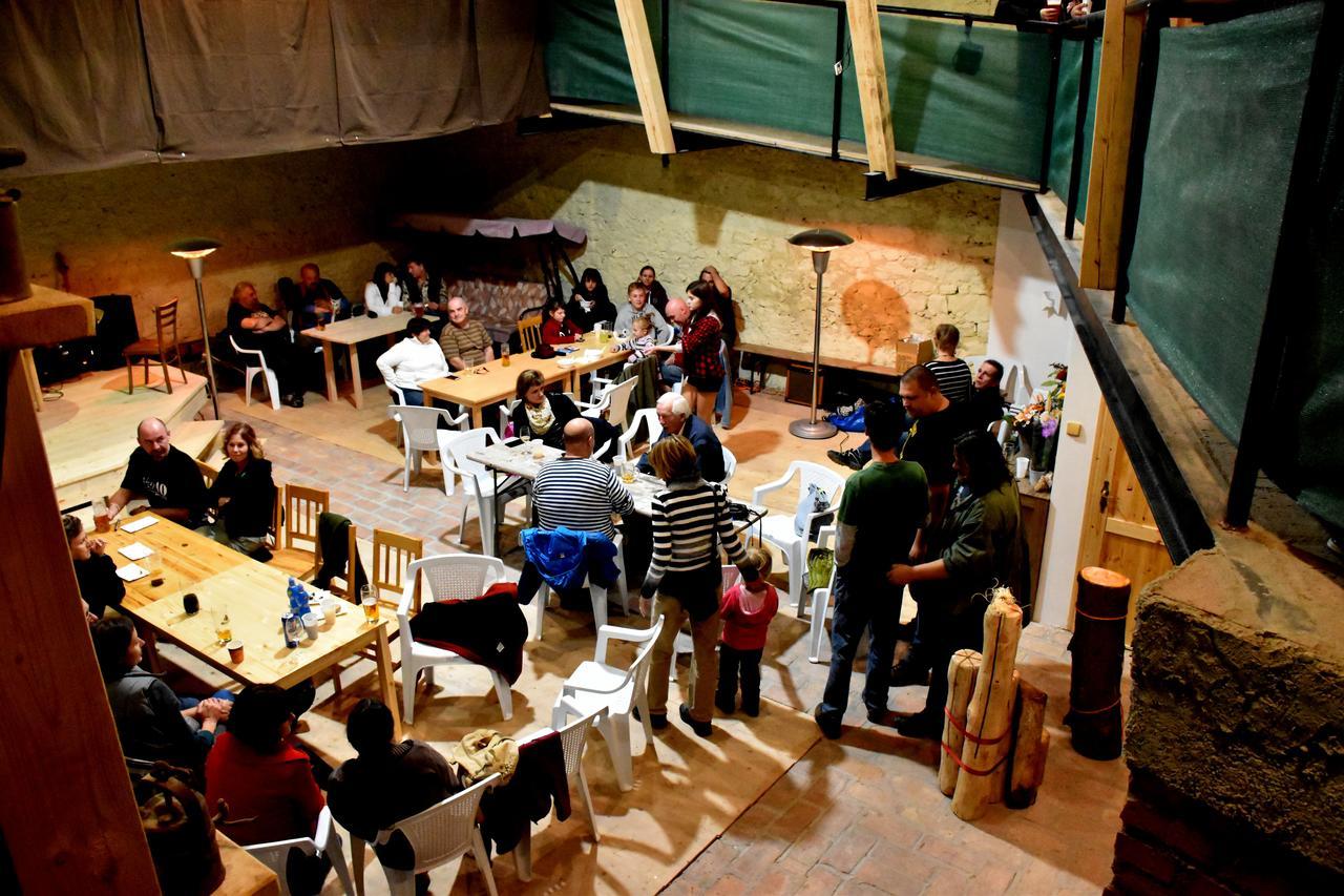 Restaurace A Penzion U Lva Karlštejn Kültér fotó